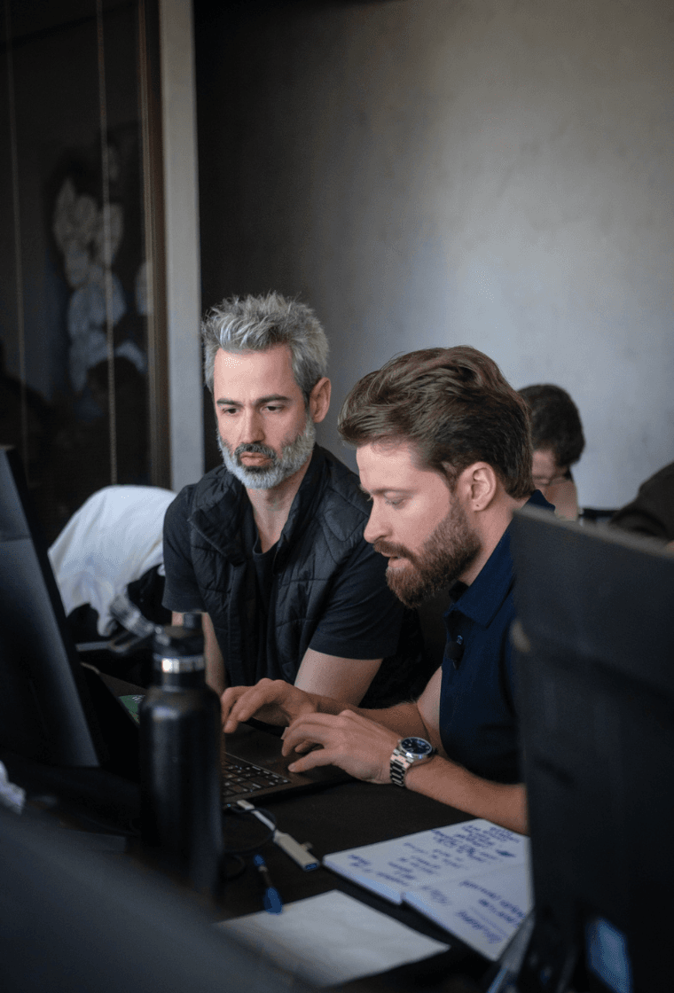Dupla de devs da Vibehub Academy em sessão de Vibe Coding